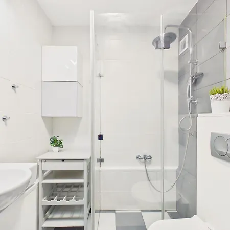 Metro & Pkin Plac Dabrowskiego 12 By Solarento *